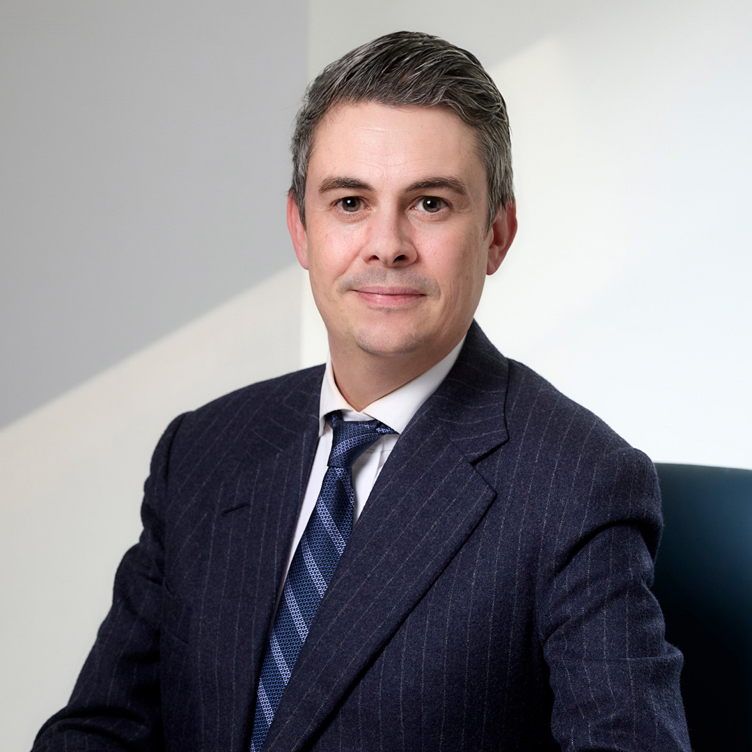 Oliver Bogue headshot photograph image